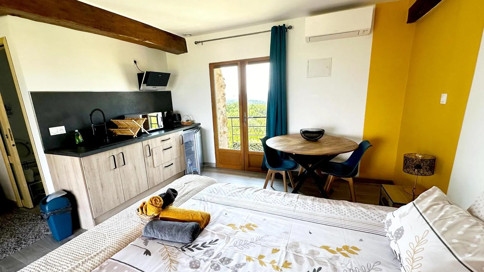 La Maison Des Cretes Parnans Maison d'hôtes